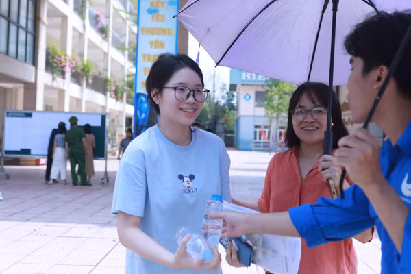 Thí sinh Hà Nội tự tin sau khi hoàn thành bài thi Toán vào sáng 31/5. Ảnh: Đình Tuệ.