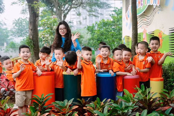 Cô trò Trường Tiểu học Nam Trung Yên, phường Yên Hòa, Hà Nội. 