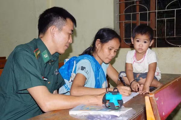 Đại úy Nguyễn Kim Trọng và học viên lớp xóa mù chữ ở bản Phồng, xã Tam Thái (Nghệ An). Ảnh: NVCC.