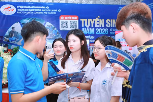 Nhiều học sinh lớp 9 và 12 tham dự ngày hội để tìm hiểu các thông tin tuyển sinh, tuyển dụng. 