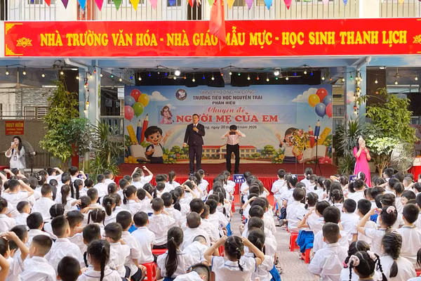 TS Nguyễn Văn Thanh chia sẻ cho học sinh nhiều góc nhìn ý nghĩa về tình mẫu tử, lòng biết ơn. 