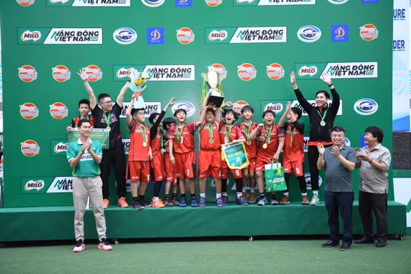 Ban tổ chức trao Cúp vô địch mùa giải năm 2025 cho đội tuyển nam Tiểu học Vinschool Times City. 