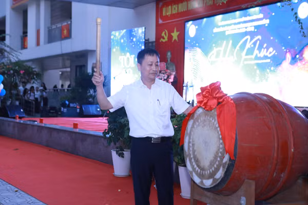 Hồi trống báo hiệu kết thúc tuổi học sinh của các em khối 12 để bước vào những hành trình mới phía trước.