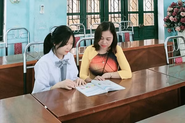 Cô Thanh Huyền luôn tận dụng thời gian, không gian phù hợp để bổ sung kiến thức cho học sinh. 