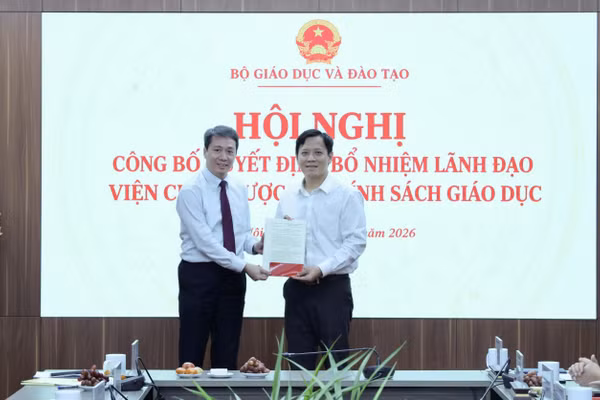 Thứ trưởng Phạm Quang Hưng (trái) trao quyết định bổ nhiệm cho GS.TS Lê Anh Vinh.