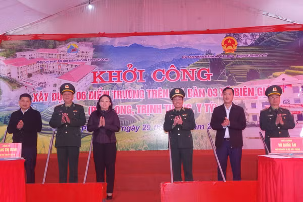 Các đại biểu thực hiện nghi thức khởi công xây dựng điểm trường Xà Khái Tủng, xã Pha Long, tỉnh Lào Cai.