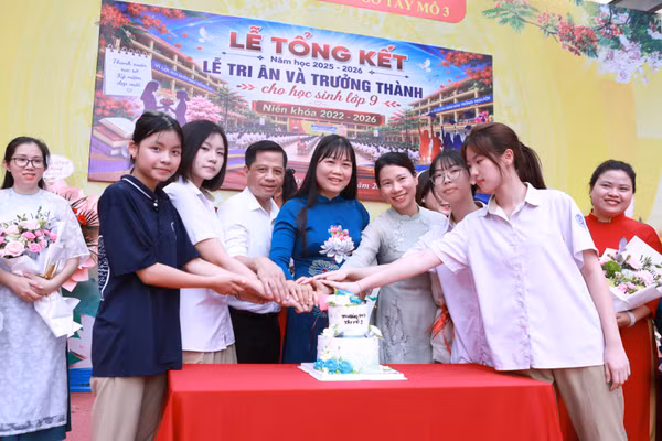 Thầy trò cùng nhau cắt bánh đánh dấu lễ trưởng thành cho học sinh lớp 9 chuẩn bị vào lớp 10. 
