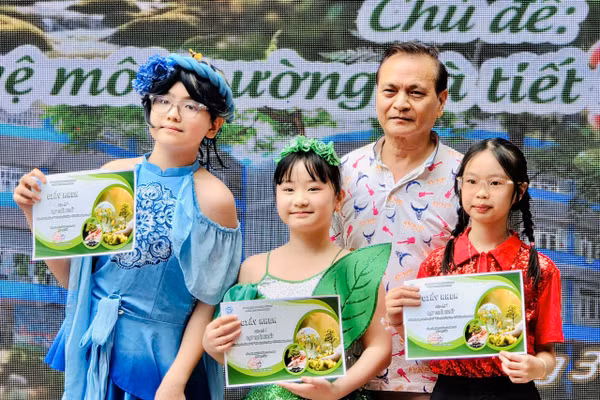 NSƯT Thanh Chi chụp ảnh cùng các em học sinh Trường THCS Chương Dương.