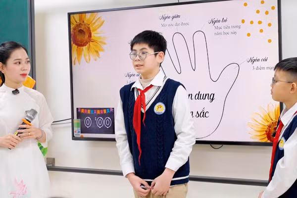 Cô trò Trường THCS Cát Linh, Hà Nội. 