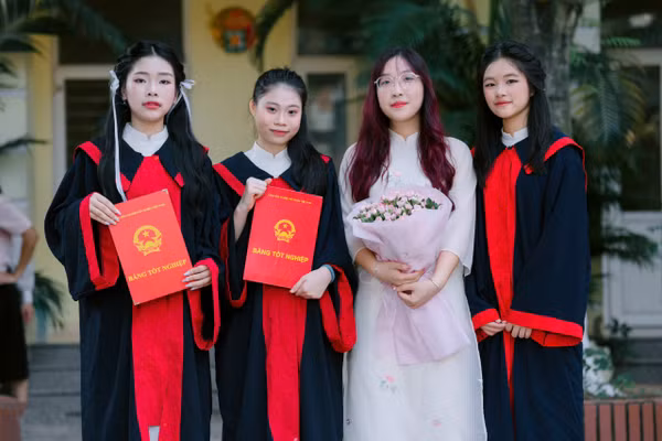Minh Phương (bìa phải) và các bạn chụp ảnh cùng cô Nguyễn Quỳnh Trang dạy Toán lớp 9H.