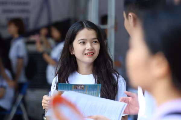 Thí sinh tìm hiểu về tuyển sinh đại học tại Hà Nội. Ảnh tư liệu: Đình Tuệ.