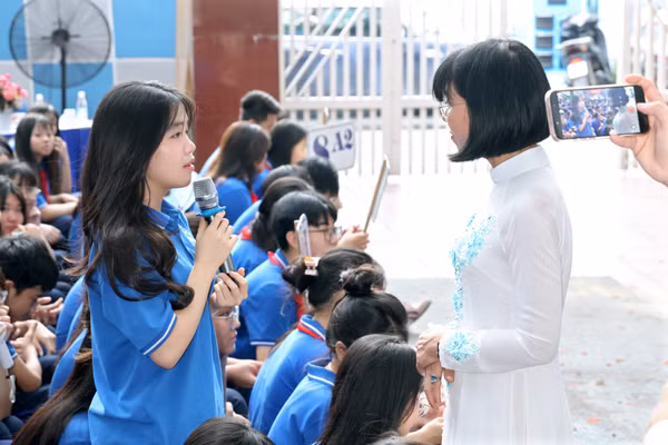 Học trò lớp 9 giãi bày tâm sự với cô Hiệu trưởng về những kỷ niệm bên mái trường sau 4 năm gắn bó.