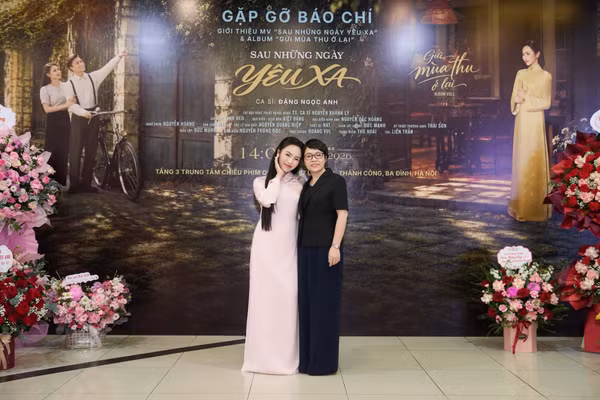 Ca sĩ Đặng Ngọc Anh (trái) và ThS. NSƯT Hà Phạm Thăng Long.