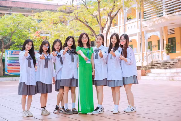 Cô trò Trường THPT Kim Ngọc (phường Vĩnh Yên, Phú Thọ). Ảnh: NTCC.