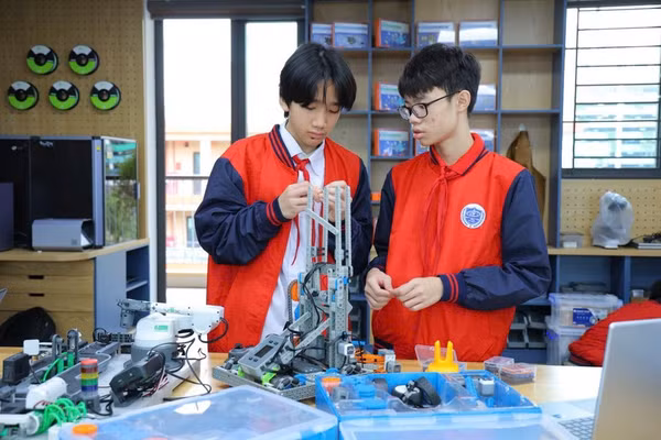 Học sinh thực hành tại Phòng STEM của Trường THCS Tây Mỗ 3 (phường Tây Mỗ, Hà Nội). 