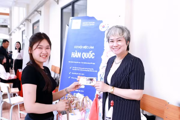 Sinh viên tìm hiểu cơ hội việc làm với doanh nghiệp tại Ngày hội việc làm 2026. 