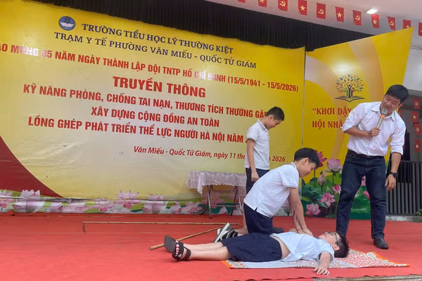 Học sinh được thực hành kỹ năng sơ cứu cơ bản dưới sự hướng dẫn từ chuyên gia. 