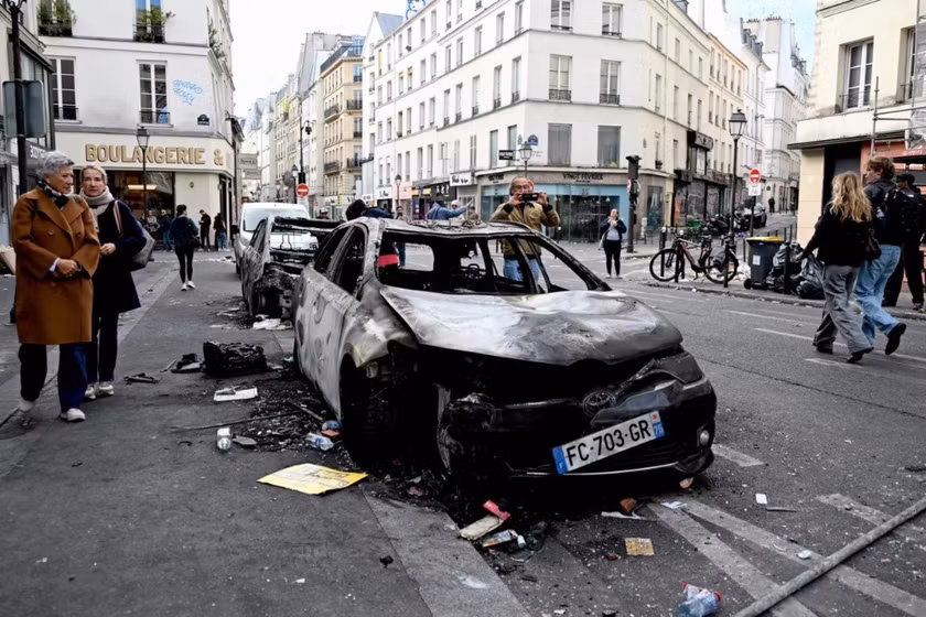 Những chiếc xe bị cháy rụi sau cuộc biểu tình ở Paris, Pháp.