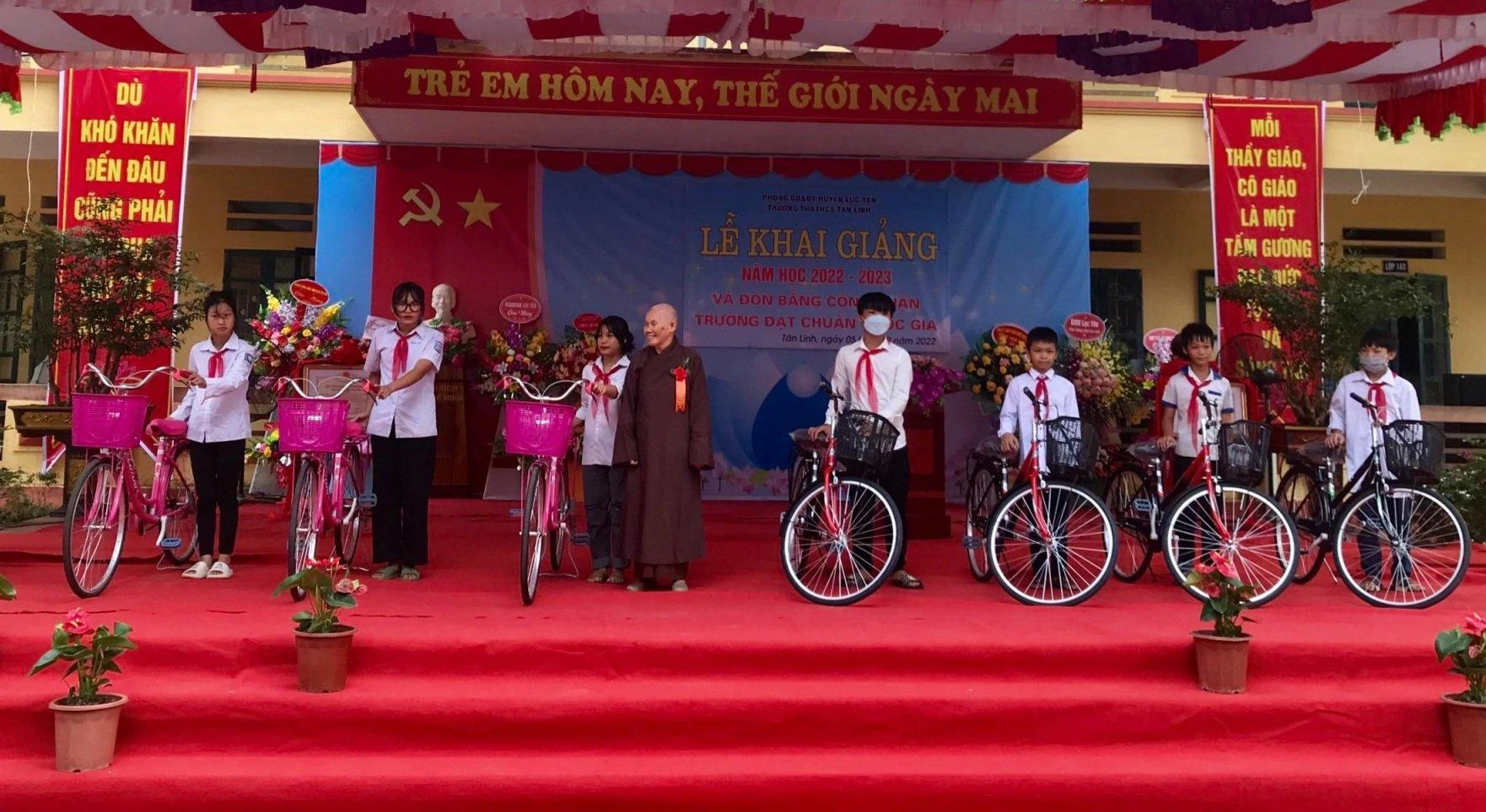 Đại diện Chùa Tháp Bảo Thượng Miện Hắc Y trao xe đạp cho học sinh có hoàn cảnh khó khăn (Ảnh: Duy Khánh)