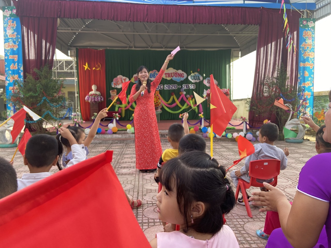 Cô Lê Thị Tuyết Hường trong một tiết sinh hoạt ngoại khóa. Cô Lê Thị Tuyết Hường trong một tiết sinh hoạt ngoại khóa.