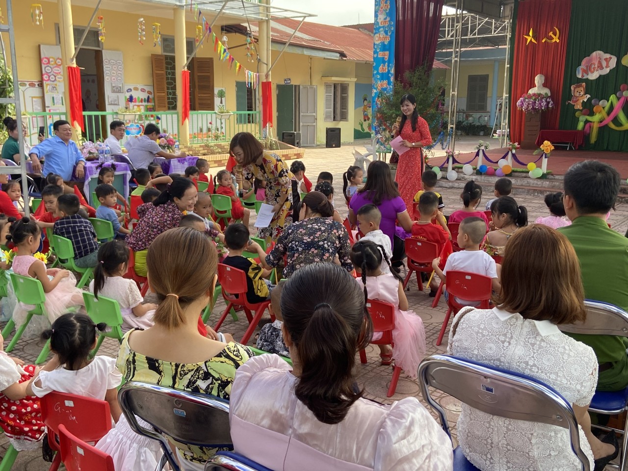 Dù tuổi đã cao, song nhiều giáo viên mầm non như cô Hường đều phải tự "trẻ hóa" trong mọi hoạt động để bài giảng được hấp dẫn hơn. Dù tuổi đã cao, song nhiều giáo viên mầm non như cô Hường đều phải tự "trẻ hóa" trong mọi hoạt động để bài giảng được hấp dẫn hơn.