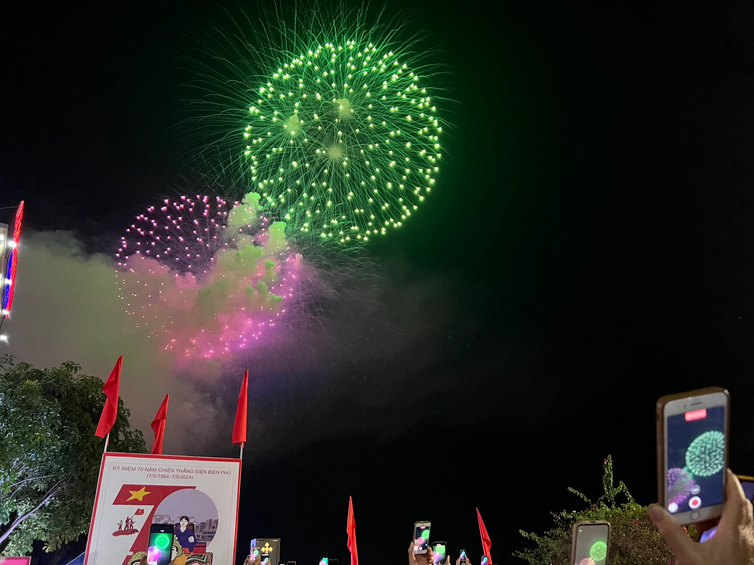 Màn bắn pháo hoa hoành tráng được đông đảo nhân dân và du khách đón đợi.