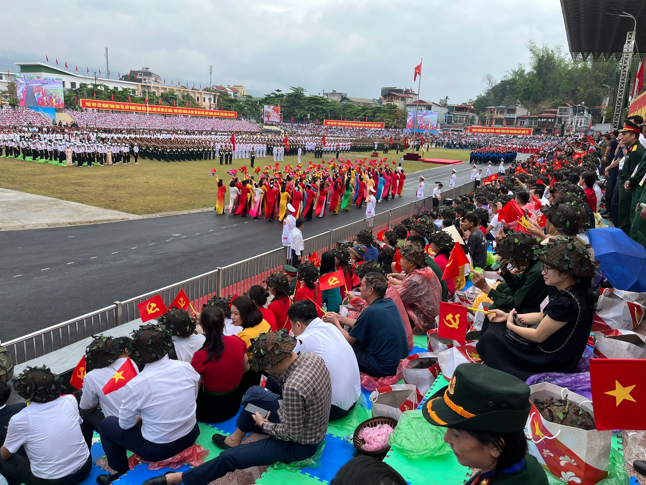 Một góc SVĐ tỉnh Điện Biên - nơi diễn ra lễ Kỷ niệm 70 năm Chiến thắng Điện Biên Phủ.