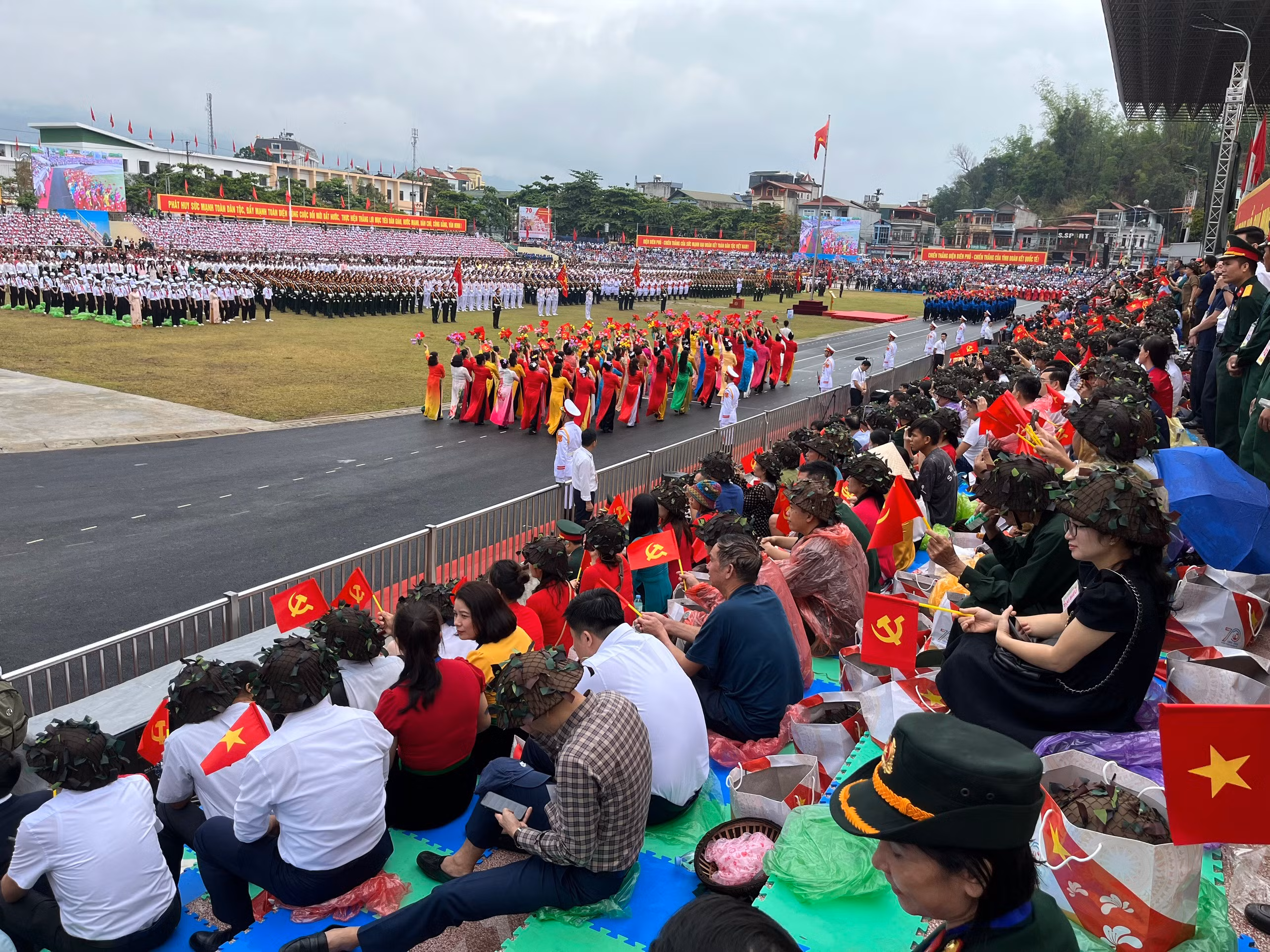 Một góc SVĐ tỉnh Điện Biên - nơi diễn ra lễ Kỷ niệm 70 năm Chiến thắng Điện Biên Phủ. Một góc SVĐ tỉnh Điện Biên - nơi diễn ra lễ Kỷ niệm 70 năm Chiến thắng Điện Biên Phủ.