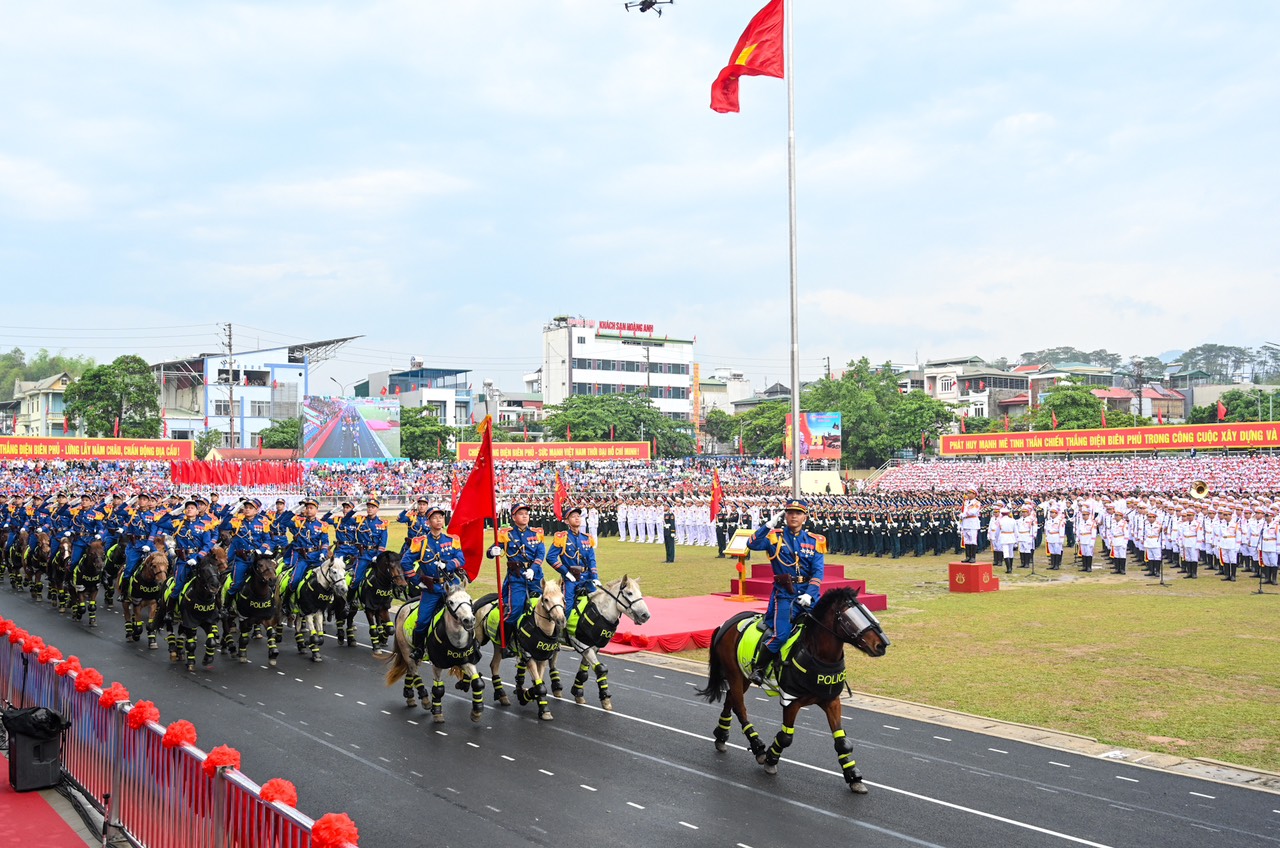 Khối Cảnh sát cơ động Kỵ binh tiến vào Lễ đài. Khối Cảnh sát cơ động Kỵ binh tiến vào Lễ đài.