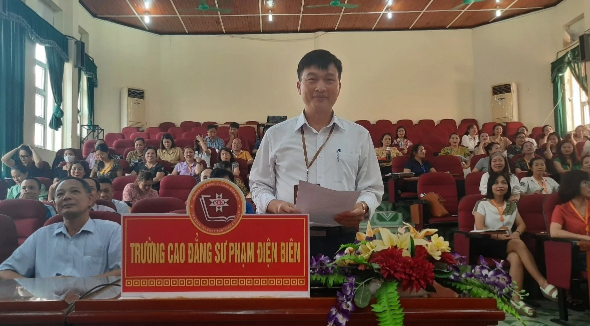 Thầy Mai Đình Nam phát biểu tại buổi gặp gỡ. (Ảnh: Lường Hoa).