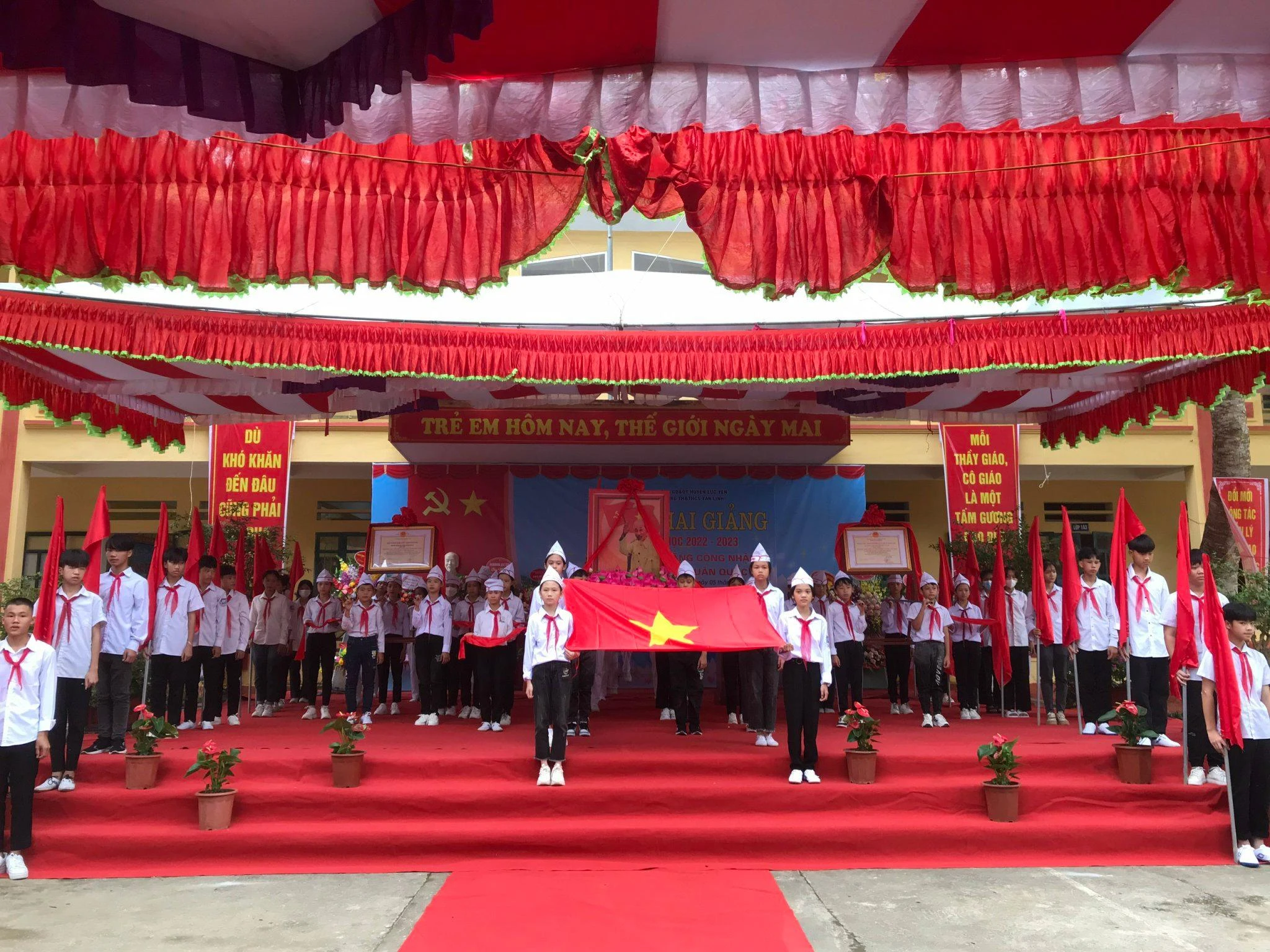 Đội nghi thức trường Tiểu học và THCS Tân Lĩnh, huyện Lục Yên làm lễ rước cờ Tổ quốc (Ảnh: Duy Khánh)