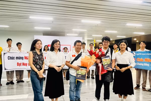 Thầy cô chúc mừng em Duy Khang.