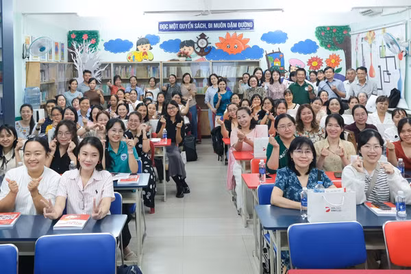 Các giáo viên tham gia buổi tập huấn.