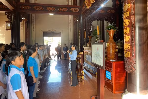 Học sinh Trường THCS Nguyễn Huệ tham quan, trải nghiệm ngoại khóa. Ảnh: Website nhà trường.