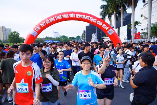Giải chạy quy tụ đông đảo sinh viên, từ vận động viên chuyên nghiệp đến người chạy phong trào vì sức khỏe.