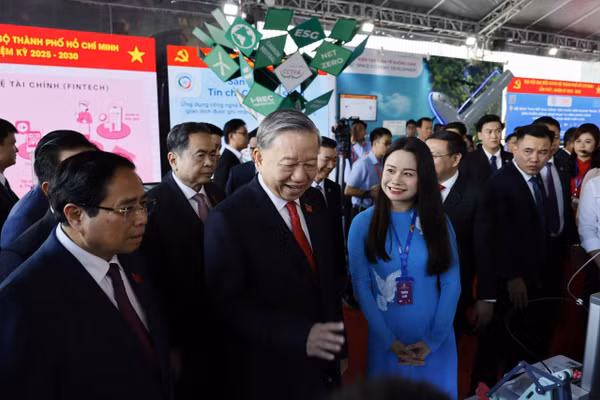 Tổng Bí thư Tô Lâm cùng các lãnh đạo, nguyên lãnh đạo Đảng và Nhà nước, các bộ, ngành Trung ương và TPHCM đã tham quan không gian triển lãm tại đại hội. Ảnh: PĐ.