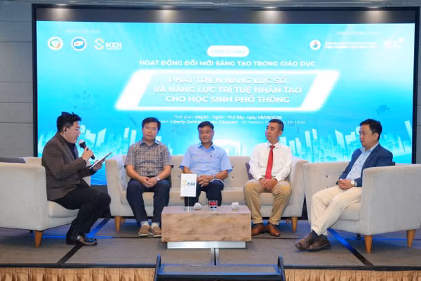Phiên tọa đàm với sự tham gia của các chuyên gia, tập trung trao đổi về lộ trình triển khai giáo dục AI trong nhà trường.