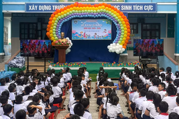 Học sinh TPHCM trong ngày khai giảng năm học mới.
