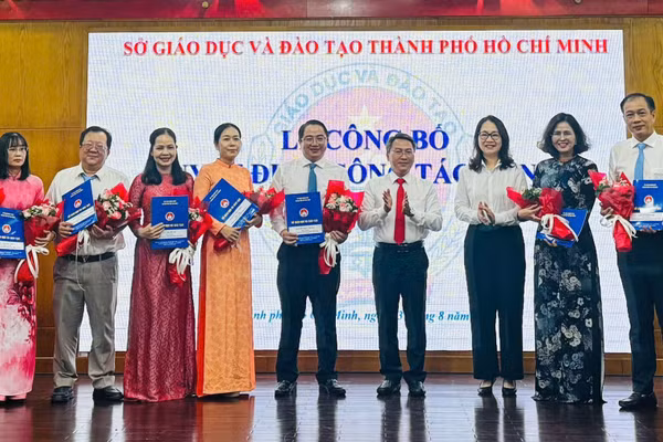 Hiệu trưởng các đơn vị nhận quyết định bổ nhiệm.