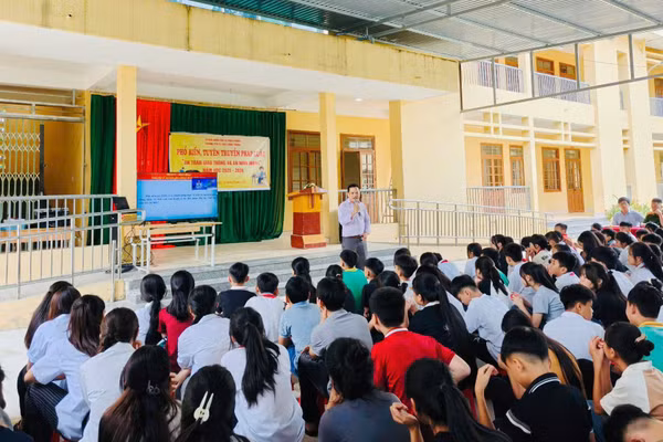 Trường Phổ thông Dân tộc Bán trú THCS Hồng Phong tổ chức tuyên truyền pháp luật cho học sinh.