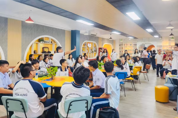 Hoạt động của học sinh Trường THPT chuyên Trần Đại Nghĩa tại thư viện trường (TPHCM)