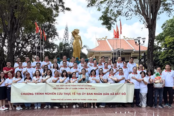 Đoàn nghiên cứu gồm 49 học viên của lớp TC.255 chụp ảnh kỷ niệm trước tượng đài anh hùng liệt sĩ Võ Thị Sáu tại xã Đất Đỏ, TPHCM.