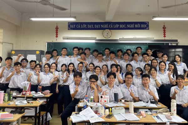 Học sinh của lớp 12B1 Trường THCS-THPT Nguyễn Khuyến.
