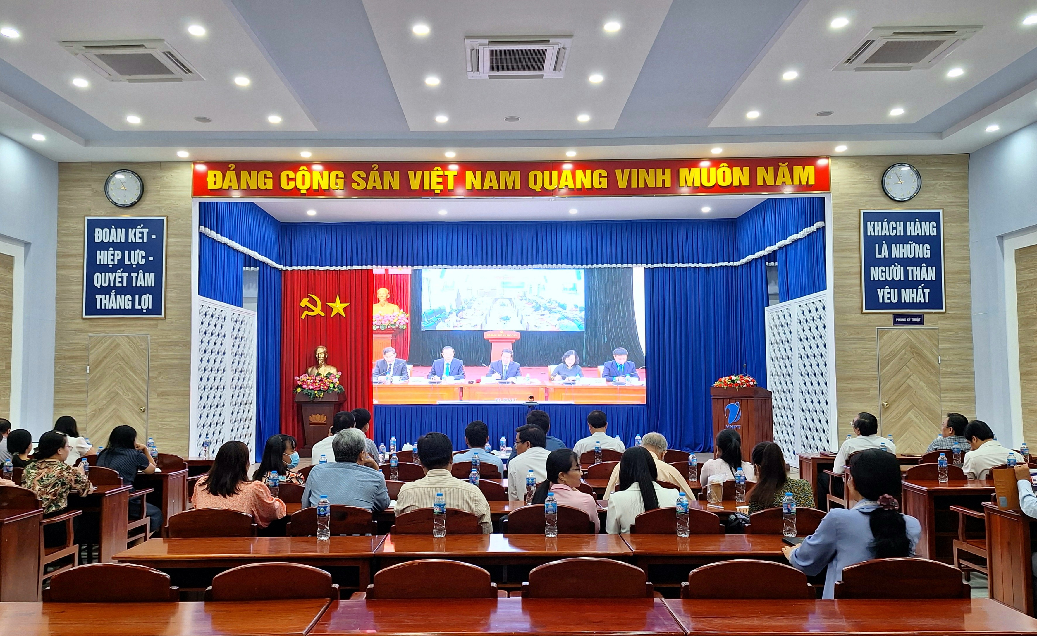 Bộ trưởng Bộ GD&ĐT gặp gỡ nhà giáo, cán bộ quản lý, nhân viên ngành Giáo dục ảnh 4