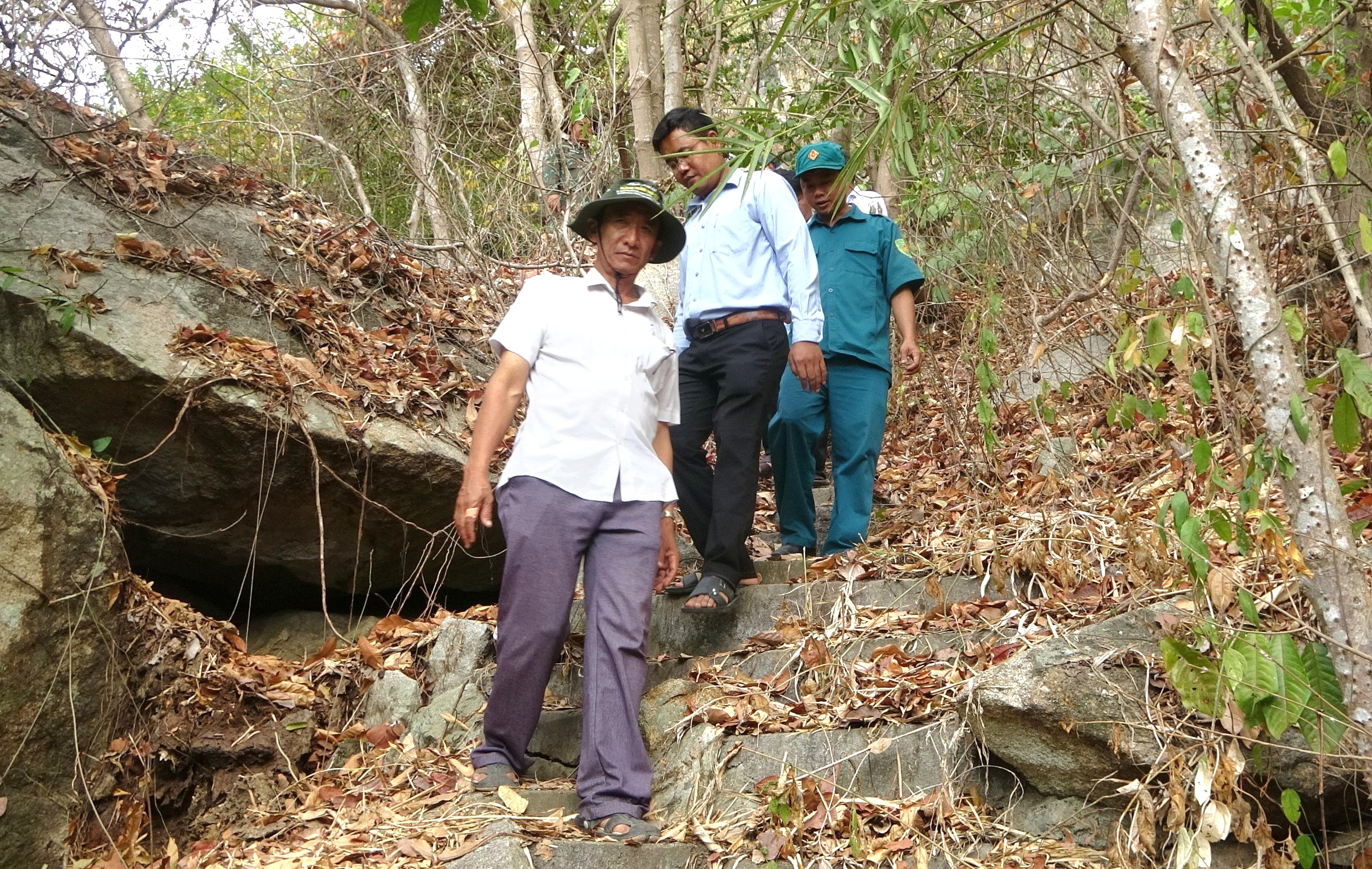 Đoàn khảo sát lối lên đồi Ma Thiên Lãnh. Đoàn khảo sát lối lên đồi Ma Thiên Lãnh.