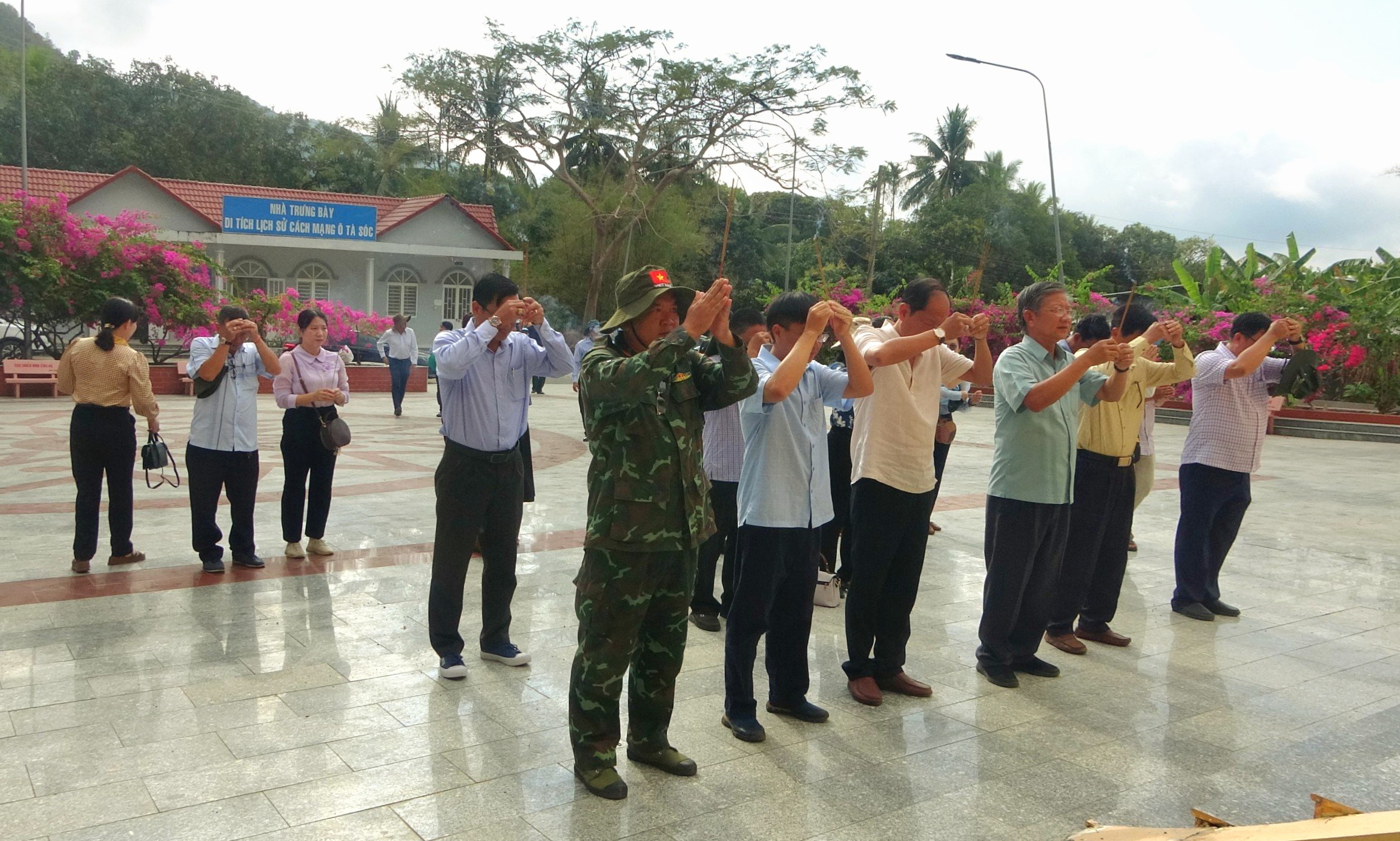 Đoàn khảo sát dâng hương tại đài tưởng niện các anh hùng liệt sĩ Khu căn cứ Ô Tà Sóc. Đoàn khảo sát dâng hương tại đài tưởng niện các anh hùng liệt sĩ Khu căn cứ Ô Tà Sóc.
