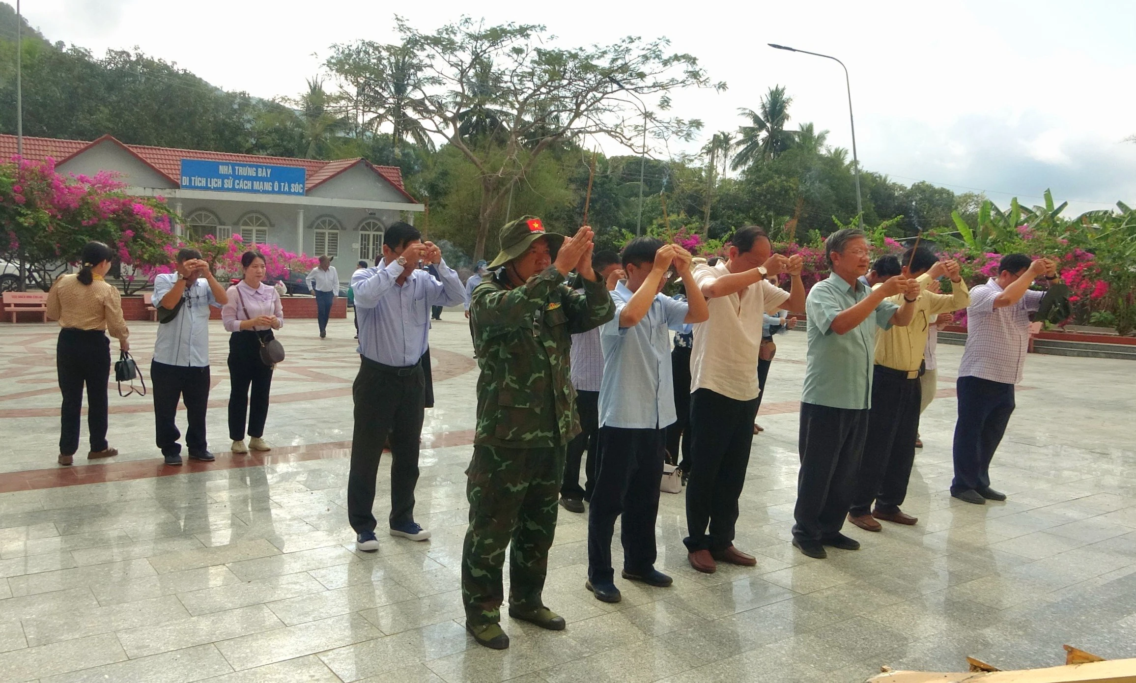 Đoàn khảo sát dâng hương tại đài tưởng niện các anh hùng liệt sĩ Khu căn cứ Ô Tà Sóc.
