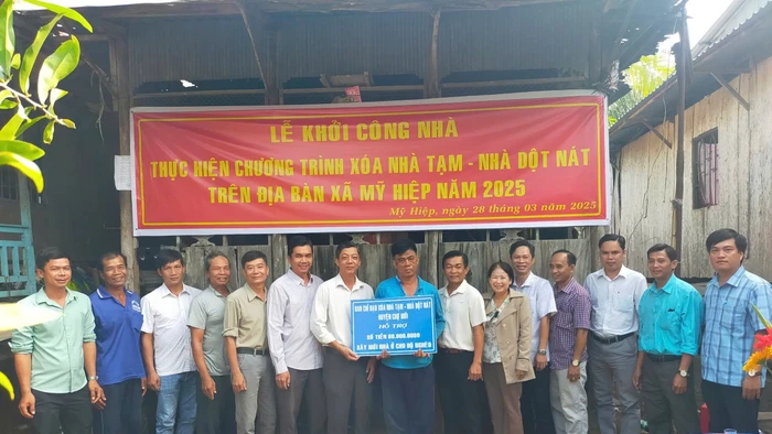 Khởi công xây nhà tại ấp Trung Châu, Cù Lao Giêng (xã Mỹ Hiệp cũ), An Giang.
