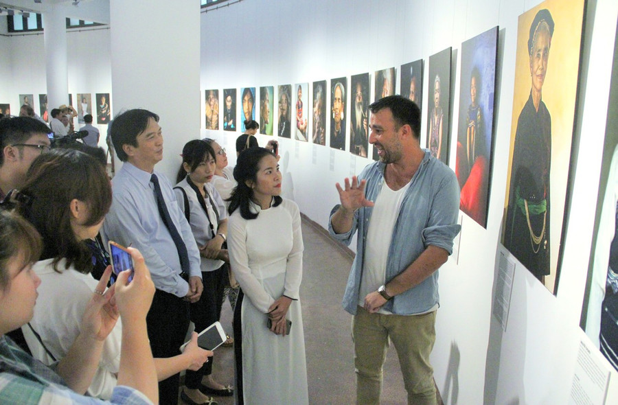 Nhiếp ảnh gia Réhahn đang giới thiệu các tác phẩm của mình cho người xem.