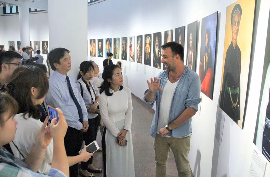 Nhiếp ảnh gia Réhahn đang giới thiệu các tác phẩm của mình cho người xem.